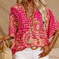 Top holgado de mujer con cuello en V y estampado, con mangas murciélago, ideal para vacaciones.