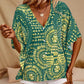 Top holgado de mujer con cuello en V y estampado, con mangas murciélago, ideal para vacaciones.